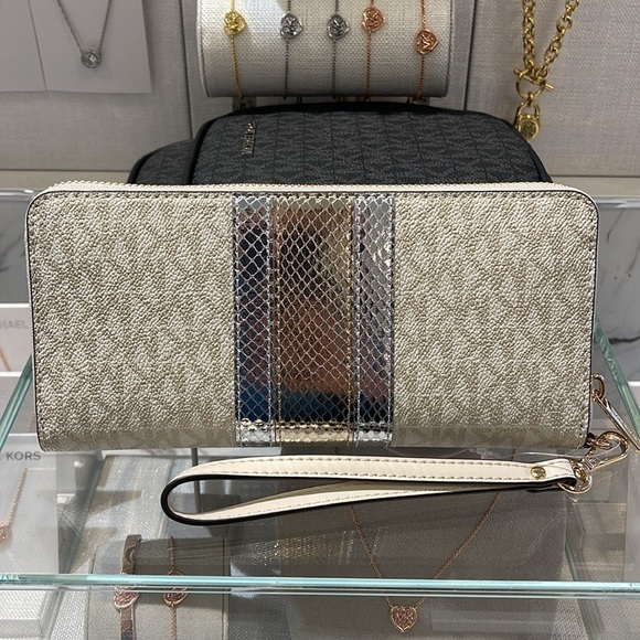 Michael Kors Jet Set Travel Large Signature Logo and Metallic Continental Wallet - Picture 12 of 16